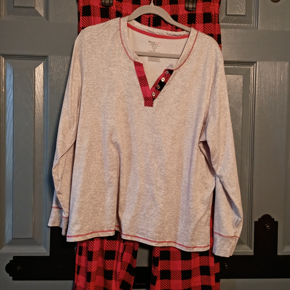 Merry Lane Women's Pajama Set - Gray and Red Checkered